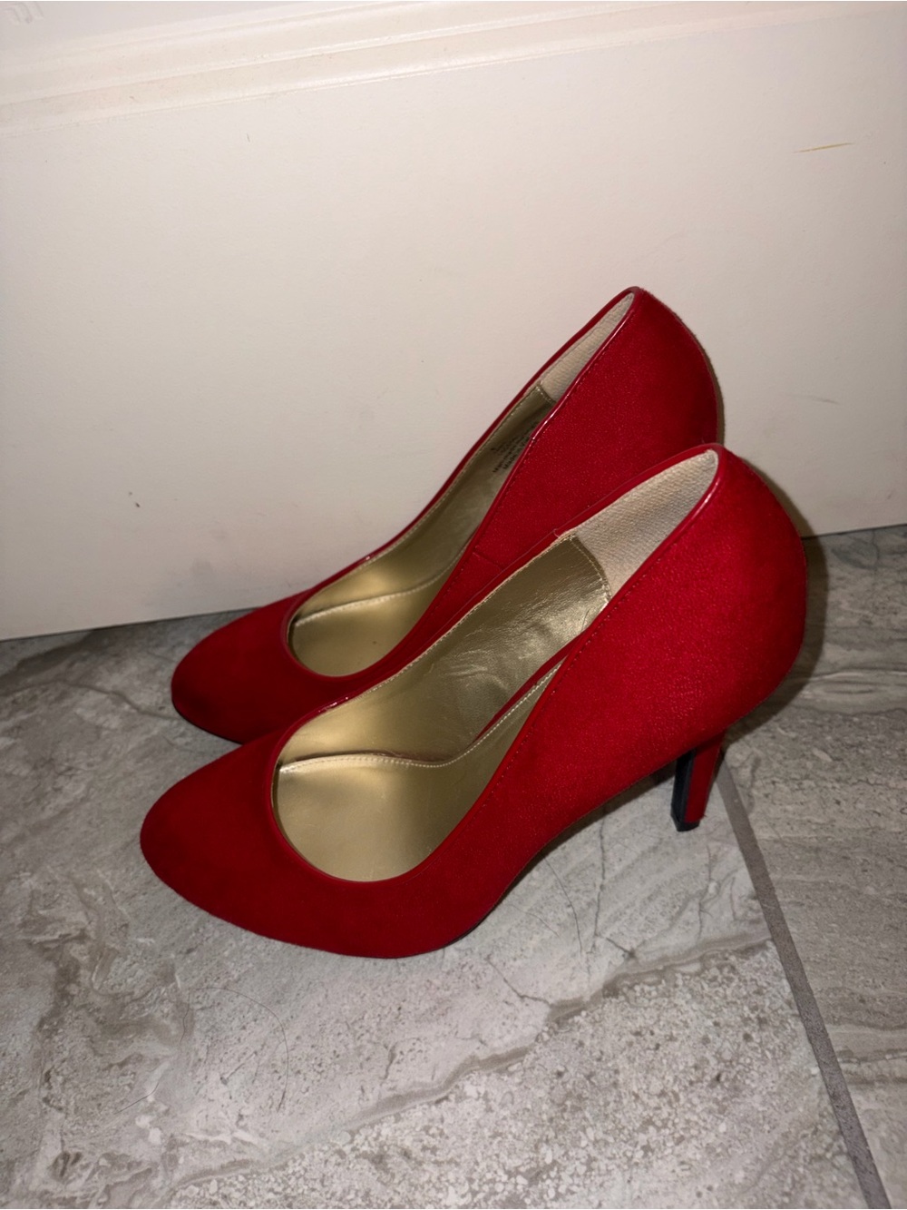 Classic Red Women's Suede Pumps - Elegant Everyday Heel